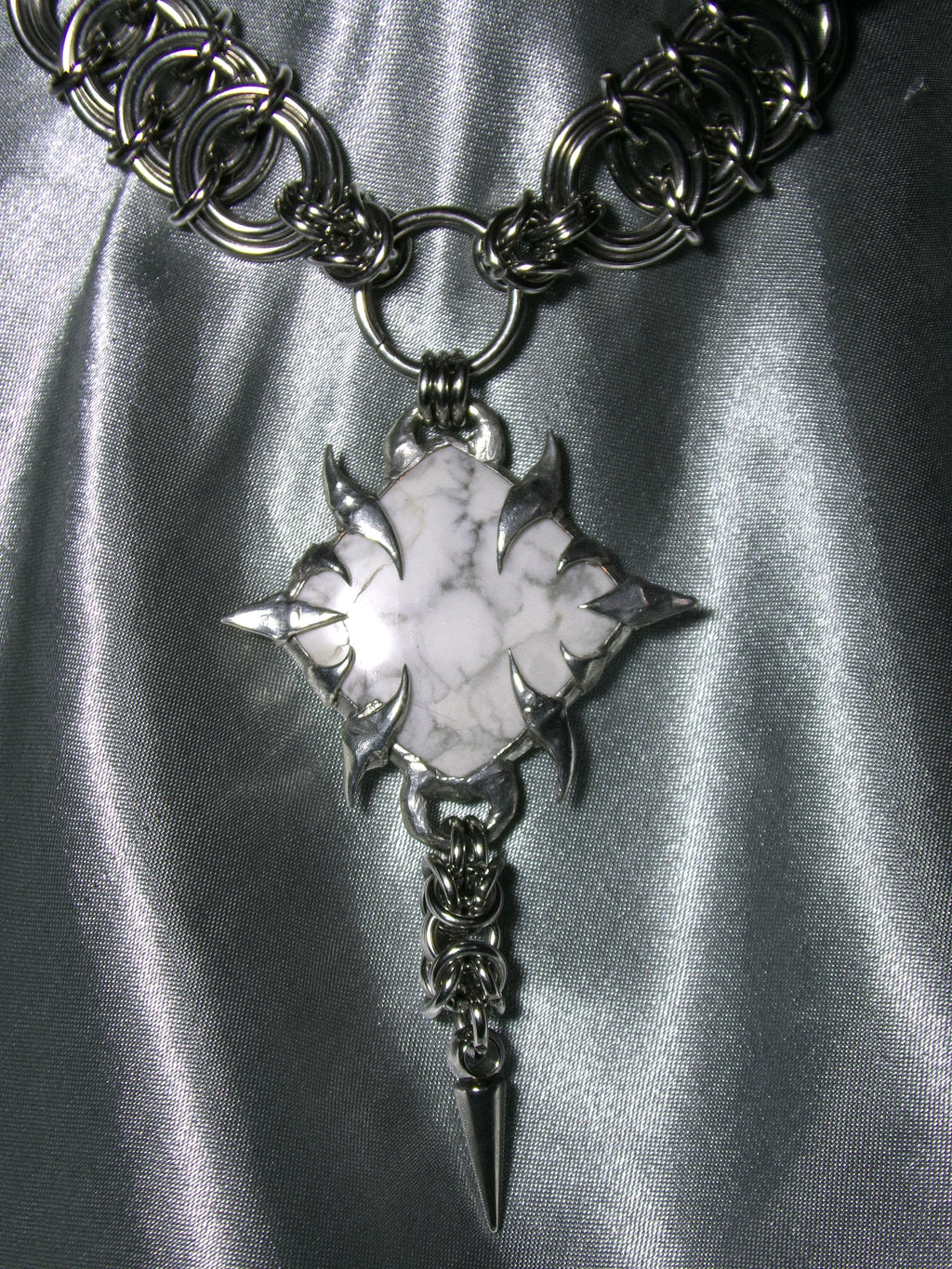 Collier Howlite