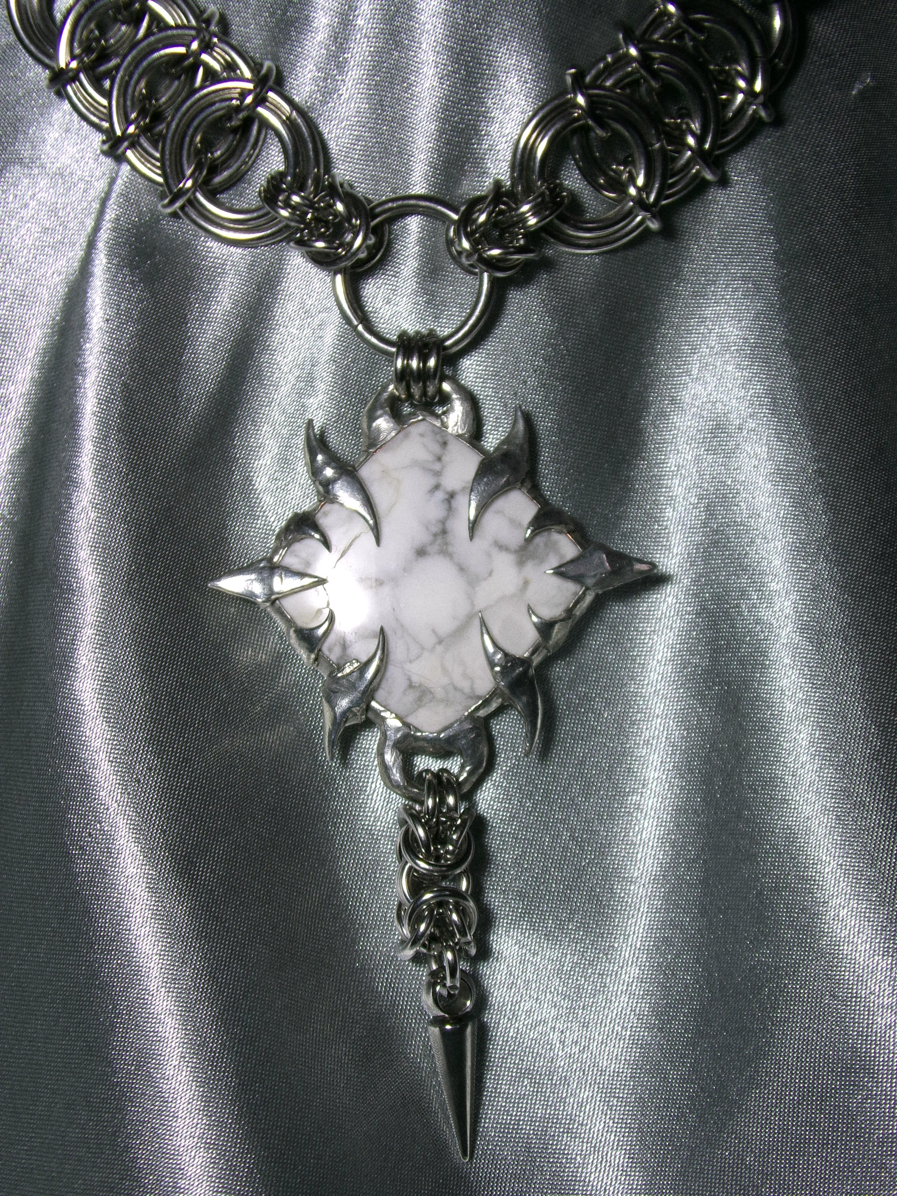 Collier Howlite