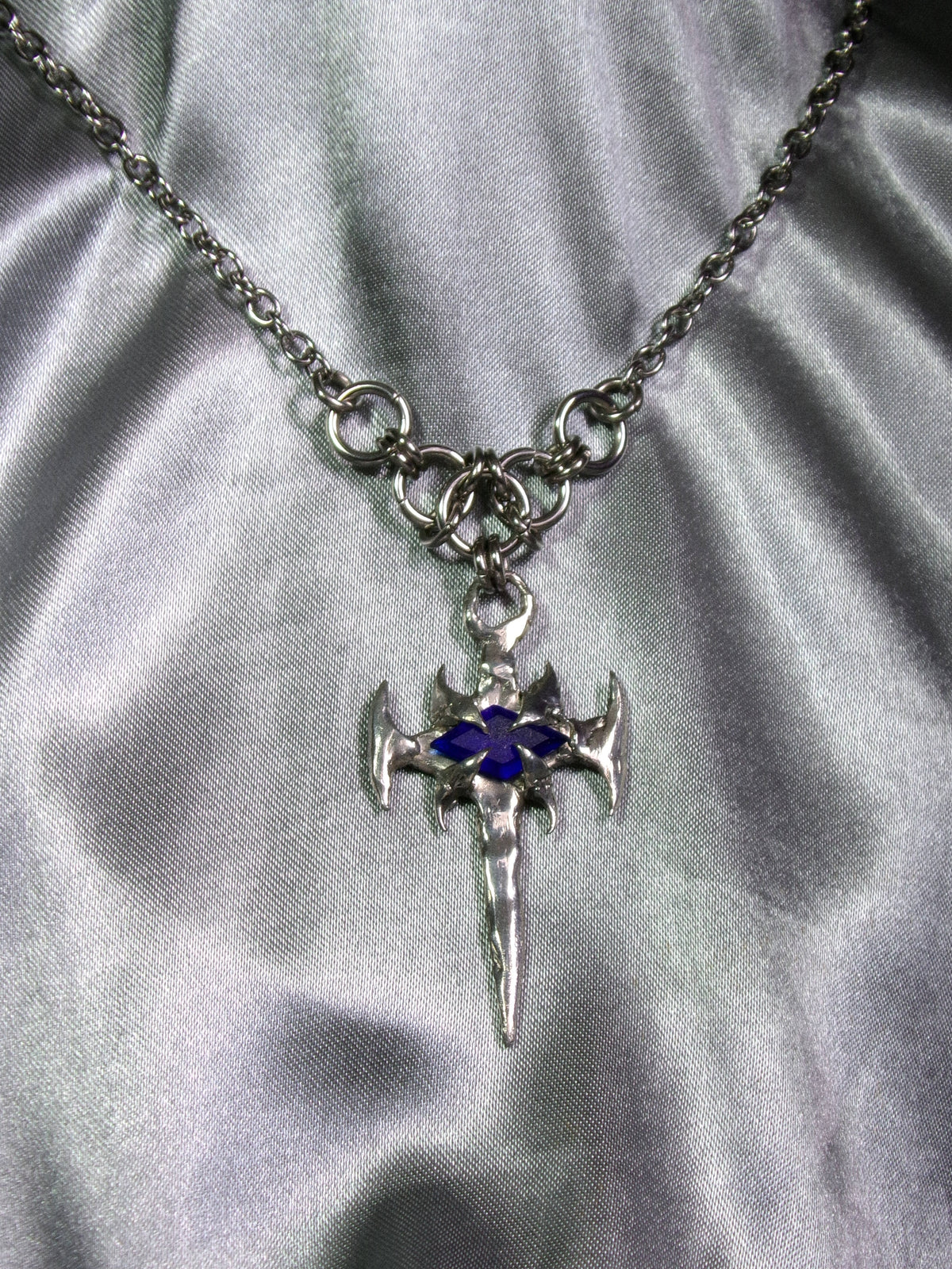 Collier dague bleu saphir