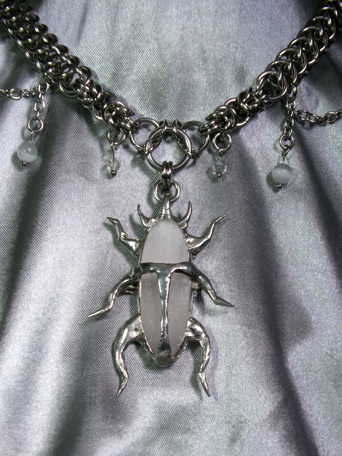Collier Sélénite scarabée