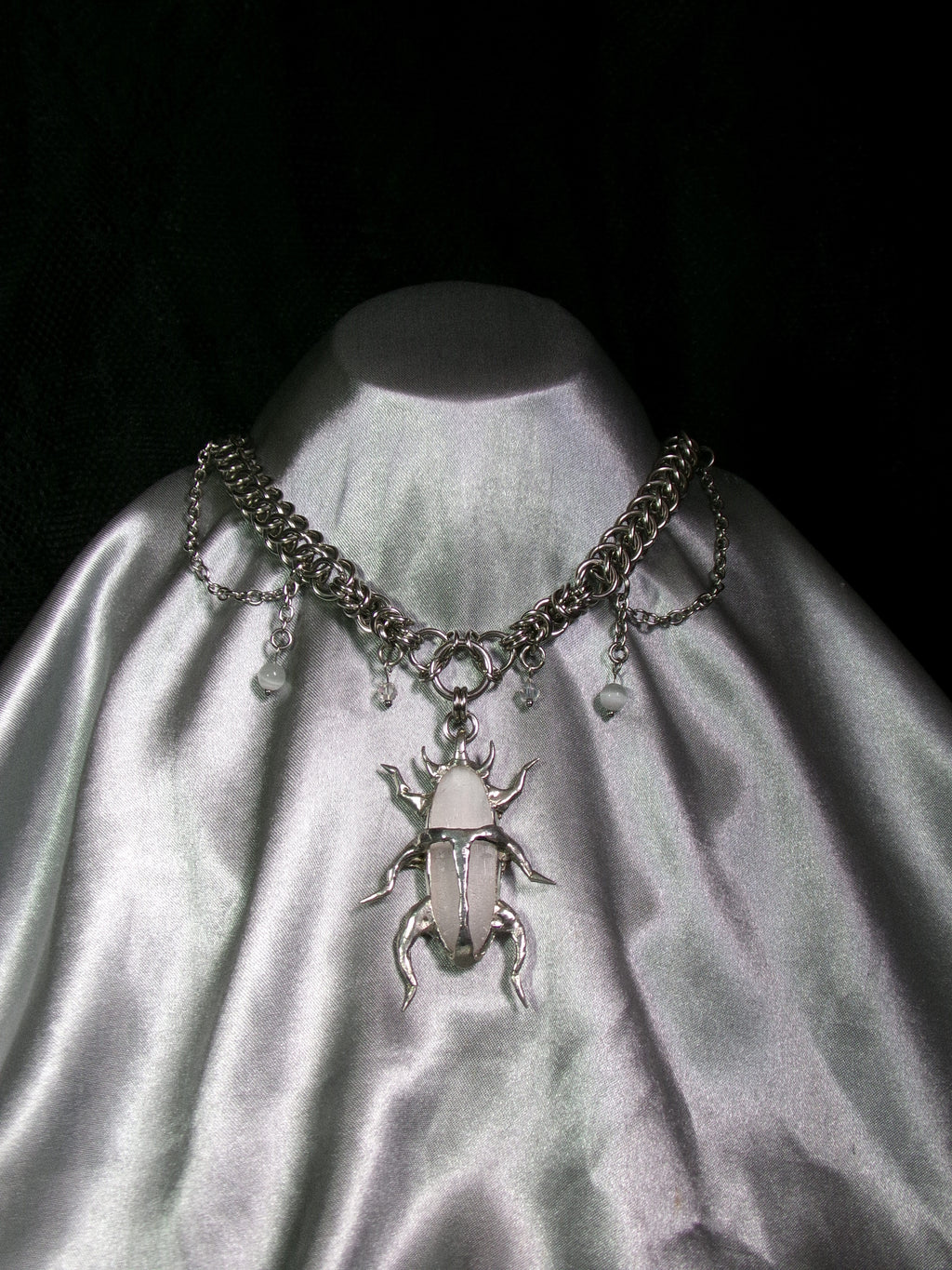 Collier Sélénite scarabée