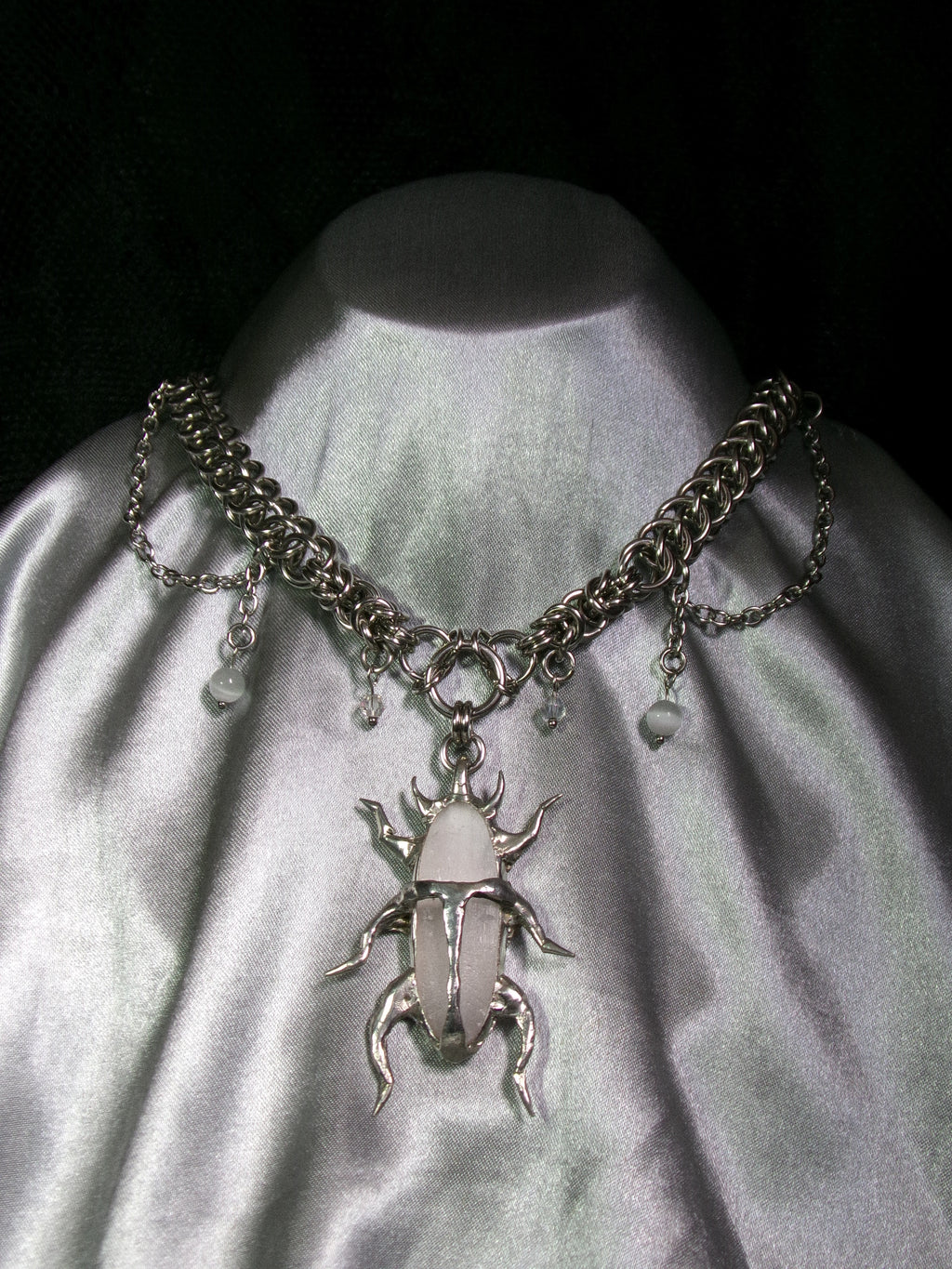 Collier Sélénite scarabée