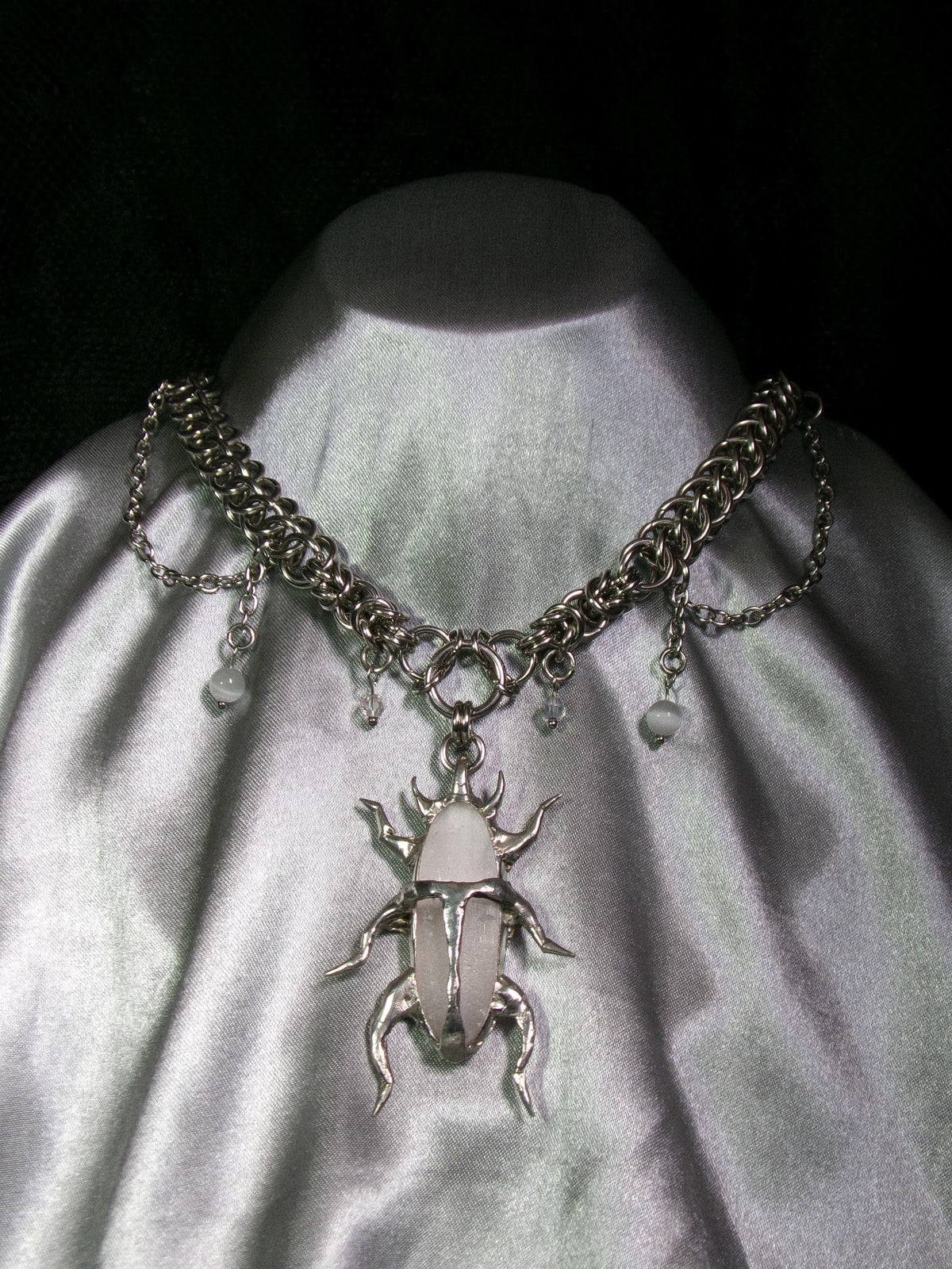 Collier Sélénite scarabée